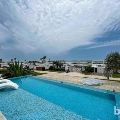 CASA EN TERCERA FILA PLAYA DEL SOL EN VENTA CON  DORMITORIOS Y GRAN TERRAZA