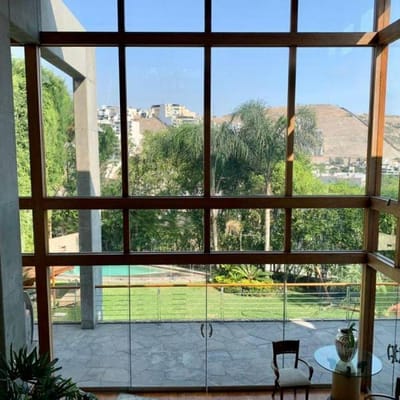 EXCLUSIVA CASA CON JARDIN PISCINA Y DEPARTAMENTO ADICIONAL EN CASUARINAS