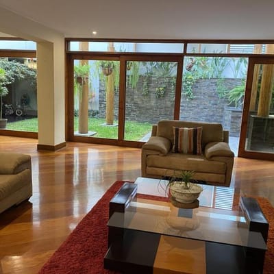 LINDA CASA EN VENTA EN CONDOMINIO TRES MARIAS SURCO DE  DORM  BAOS Y JARDIN