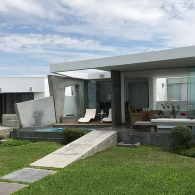 MODERNA CASA EN PRIMERA FILA EN PLAYA LAS ARENAS