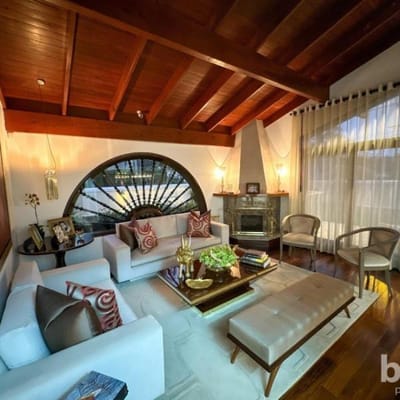 CASA ESQUINA EN VENTA CON  DORMITORIOS Y ESTUDIO CON GRAN JARDIN AT AC