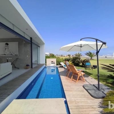 MODERNA CASA DE PLAYA EN VENTA EN PRIMERA FILA  PLAYA BORA BORA EN ASIA