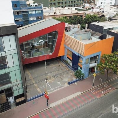 LOCAL COMERCIAL CON DOS FRENTES COMO TERRENO EN SAN ISIDRO EMPRESARIAL