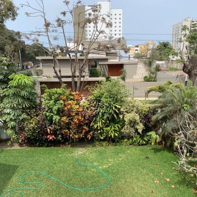 AMPLIA CASA EN VENTA EN ESQUINA EN SAN ISIDRO CON BUEN JARDIN