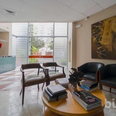 LOCAL COMERCIAL ESQUINA EN LIBERTADORES CON  ESTAC EN VENTA