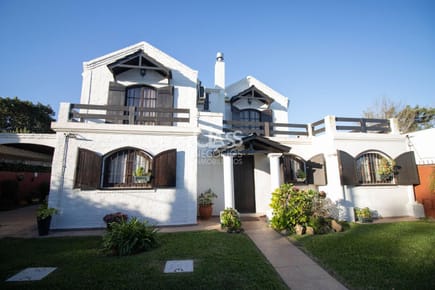 VENTA CASA 3 DORMITORIOS, IMPECABLE CON VISTA A LA RAMBLA, PISCINA Y BARBACOA. PARQUE DE SOLYMAR