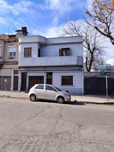Se vende casa en La Comercial PH fondo tres dormitorios garaje
