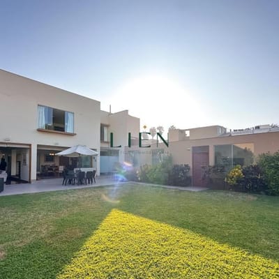 Amplio jardn interior con rboles frutales y segundo ambiente privado dentro de la casa