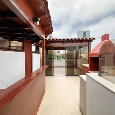 Duplex con vista panormica  Amplia terraza con parrilla empotrada Completamente remodelado