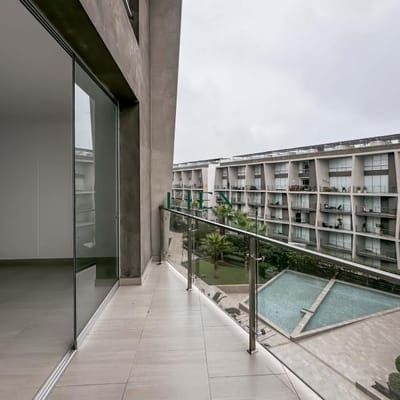 Triplex de estreno con piscina y amplia terraza en condominio frente al mar