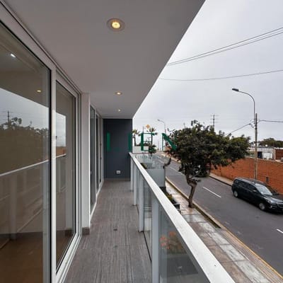 Amplias habitaciones con Balcn  Vista Parcial al Mar  Semi Amoblado con Cochera