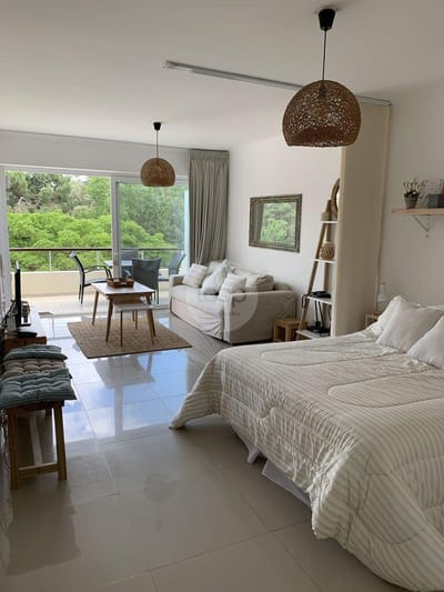 Venta de monoambiente equipado con vista a jardín en Green Park Solanas