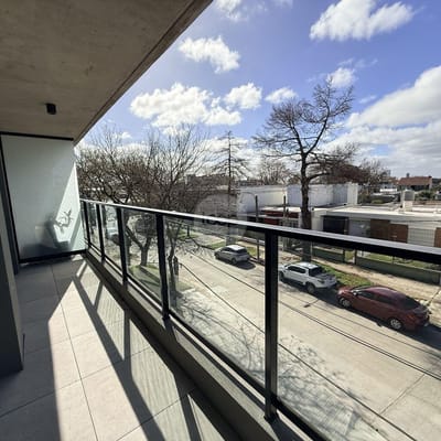 Apartamento de 1 dormitorio, luz, terraza y vista abierta en zona residencial de la Blanqueada