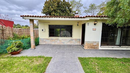 Venta Casa 2 Dormitorios, Consultorio y Cochera, Montes de Solymar