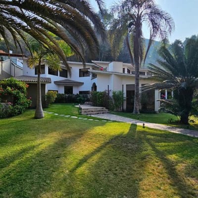 HERMOSA CASA CON AMPLIOS JARDINES  PISCINA  LAS TORCAZAS LA MOLINA