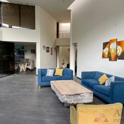 CASA EN VENTA   PISOS  SEMI STANO  JARDN
