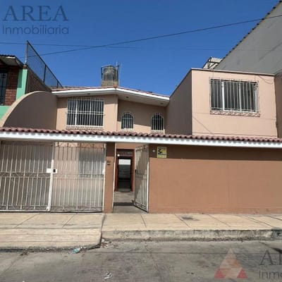 CASA EN CONDOMINIO   PISOS   ESTACIONAMIENTOS