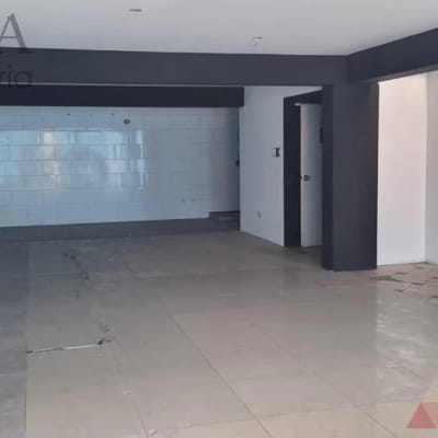 LOCAL COMERCIAL EN ALQUILER  ZONIF CZ   PISOS  AMBIENTES AMPLIOS