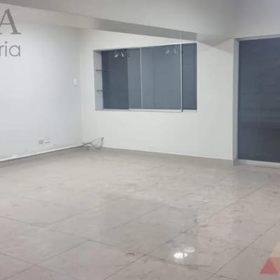 LOCAL COMERCIAL EN ALQUILER   PISOS  CZ