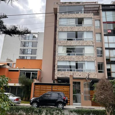 Venta de departamento de  dormitorios  baos   cochera  deposito