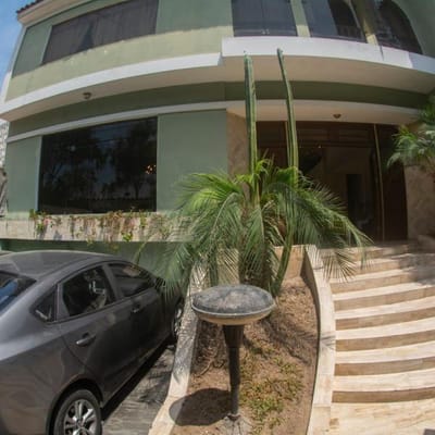 VENTA DE HERMOSA CASA O  PARA PROYECTO INMOBILIARIO SAN ISIDRO FRENTE AL PARQUE LA PERA