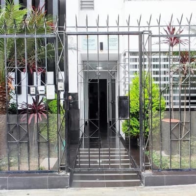 ALQUILO CONSULTORIO PARA MEDICOS PRIMER PISO EN EXCELENTE UBICACIN