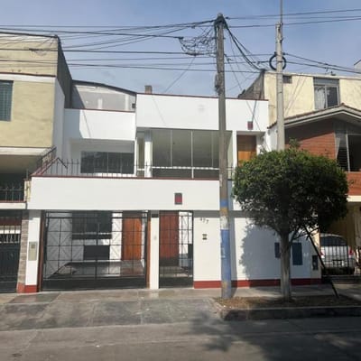 VENTA DE OCASION CASA FRENTE A PARQUE DE M A  MINUTOS DEL JOCKEY PLAZA