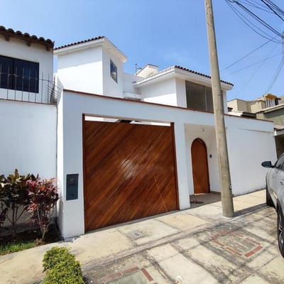 VENDO CASA REMODELADA CON COCHERA EN  LA MOLINA
