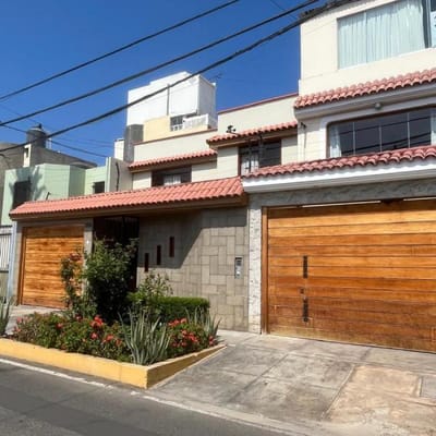 VENDO CASA AMPLIA CON PISCINA EN LOS CEDROS DE VILLA CHORRILLOS