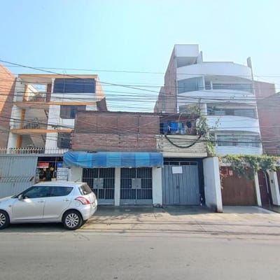 VENTA DE OCASION CASA COMO TERRENO DE M A LA ESPALDA DEL ESTADIO DE LA FAP EN SURCO