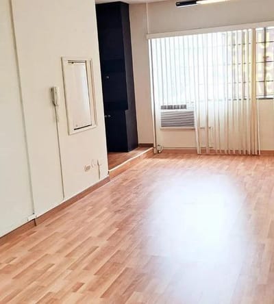 VENDO OFICINA SEMIAMOBLADA REMODELADA DE  M EN EXCELENTE UBICACIN DE MIRAFLORES