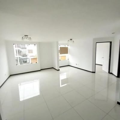 VENTA DE OCASION DEPA REMODELADO A PASOS DE LA AV CONSTRUCTORESLA MOLINA