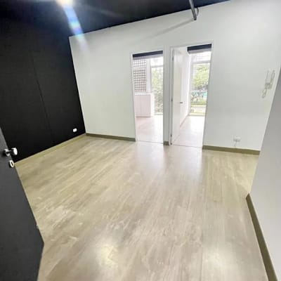 Se alquila oficina de  ambientes iluminada y con excelentes acabados en Barranco