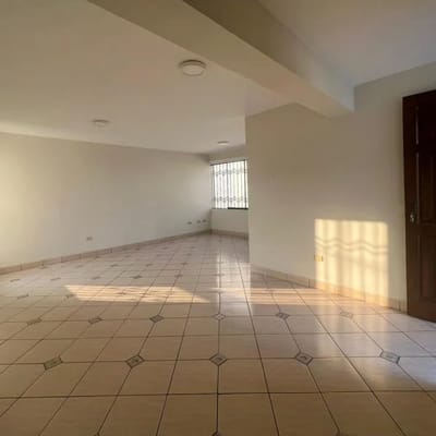 ALQUILO DEPARTAMENTO DE M CON  DORMITORIOS Y COCHERA EN SURCO