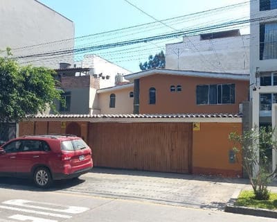 CASA COMO TERRENO EN VENTA EN AV AYACUCHO  SURCO
