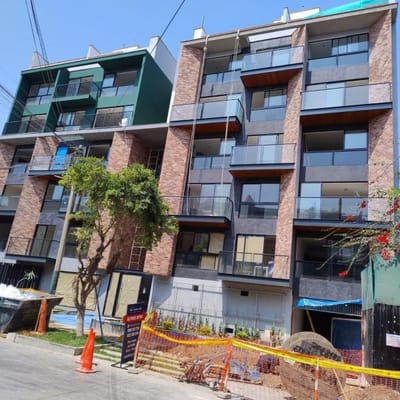 Duplex de  dormitorios ascensor ambos pisos incluye  cochera paralelas