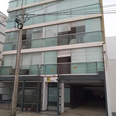 Departamento dos dormitorios  cochera techada Miraflores