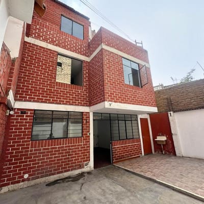 VENTA DE HERMOSA CASA CHALET DE  PISOS EN SAN JUAN DE LURIGANCHO