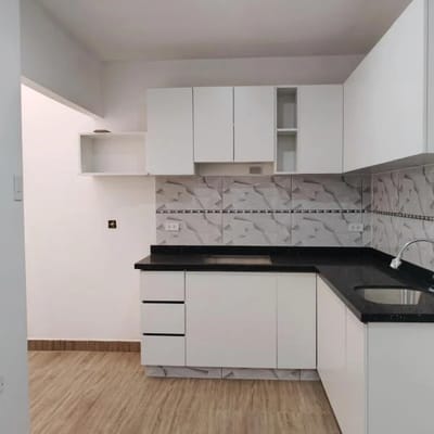EN PRIMER PISO CON DOS HABITACIONES  MUEBLERIA COMPLETA EN COCINA  ESTRENO