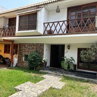 LINDA CASA EN SURCO DE  M CERCA A COLEGIO LA INMACULADA Y LA U RICARDO PALMA