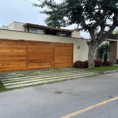 VENTA DE IMPECABLE CASA CON PISCINA UBICADA EN LA MOLINA VIEJA