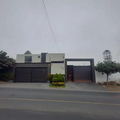 SE ALQUILA ELEGANTE CASA UBICAD DENTRO DE CONDOMINIO EN LA MOLINA