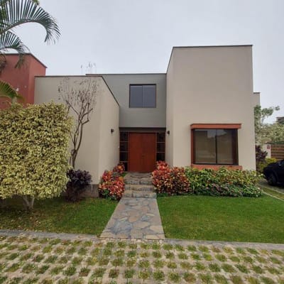 EN VENTA HERMOSA CASA REMODELADA UBICADA DENTRO DE CONDOMINIO EN LA MOLINA