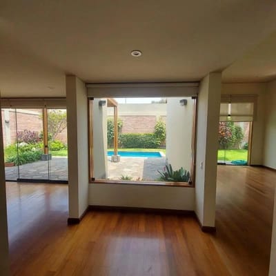 EN VENTA HERMOSA CASA CON PISCINA DENTRO DE CONDOMINIO UBICADA EN LA MOLINA