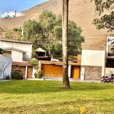 LINDA CASA CON PARQUE PRIVADO