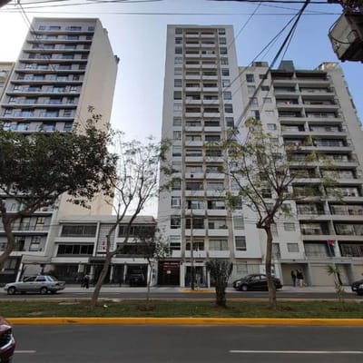 Venta de Depa  cochera en Surquillo Sergio Bernales limite con Miraflores