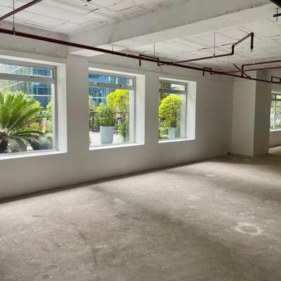 OFICINA EN GRIS EN PRIMER PISO  CENTRO EMPRESARIAL REAL CENTENARIO