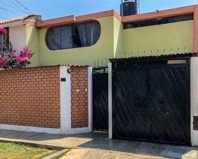 Espectacular casa de  pisos con gran potencial y ubicacin estratgica