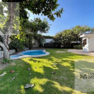 Venta de Casa con precioso jardn y amplia Piscina