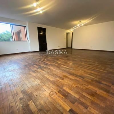 OCASIN Departamento de  m con Cochera con Excelente Vista A PASOS DEL PQ KENNEDY